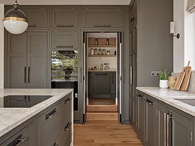Et Lorem kitchen diner: the view from the kitchen into the walk-in pantry.