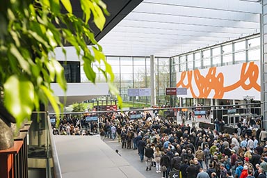 People attending HOLZ-HANDWERK and FENSTERBAU FRONTALE 2026.
