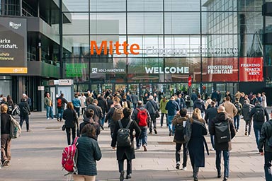 People arriving at HOLZ-HANDWERK and FENSTERBAU FRONTALE 2026.
